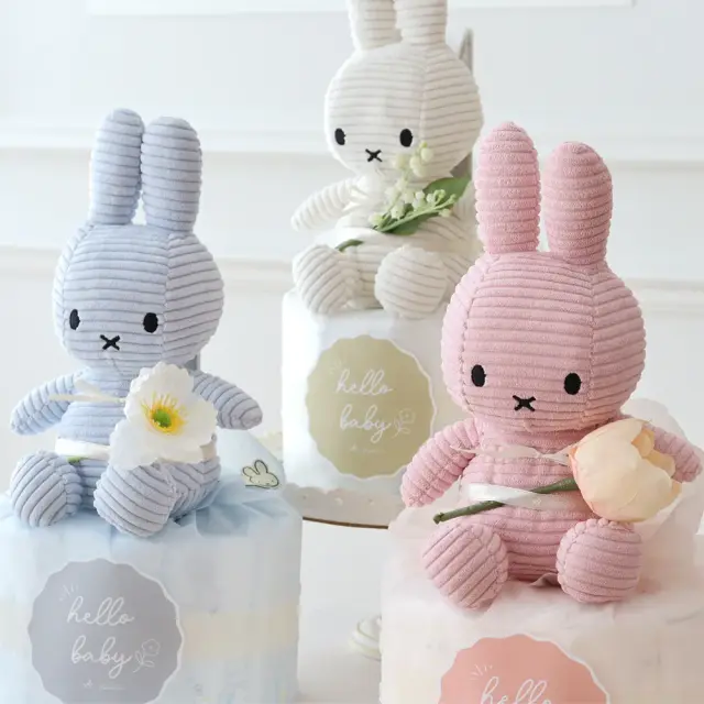 コーデュロイ素材が大人っぽい印象